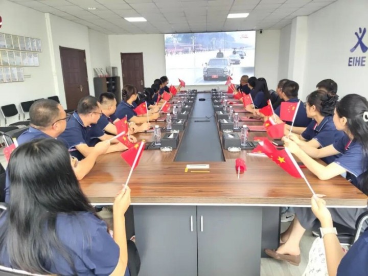 Skupina EIHE Steel Structure Group zorganizovala sledování živého vysílání 93. vojenské přehlídky